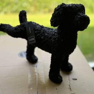Plassende hond 21 cm zwart
