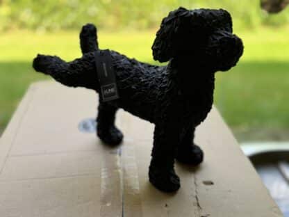 Plassende hond 21 cm zwart