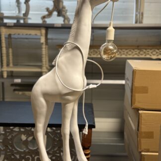 Vloerlamp witte Giraf met lamp 102 cm.